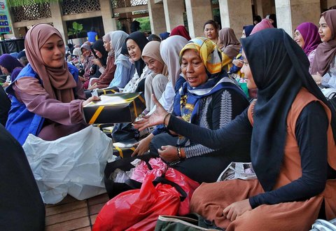 Umat muslim berkumpul saat berbuka puasa bersama di Masjid Istiqlal, Sabtu (01/03/2025).