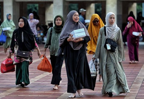 Umat muslim berkumpul saat berbuka puasa bersama di Masjid Istiqlal, Sabtu (01/03/2025).