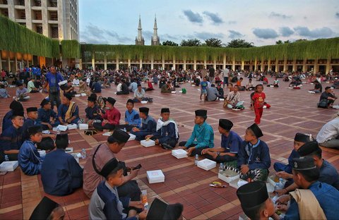 Umat muslim berkumpul saat berbuka puasa bersama di Masjid Istiqlal, Sabtu (01/03/2025).