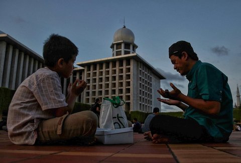 Umat muslim berkumpul saat berbuka puasa bersama di Masjid Istiqlal, Sabtu (01/03/2025).