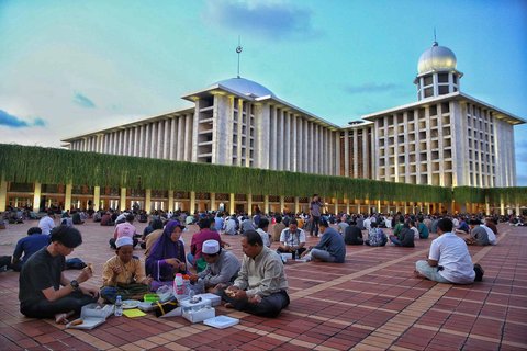 Umat muslim berkumpul saat berbuka puasa bersama di Masjid Istiqlal, Sabtu (01/03/2025).
