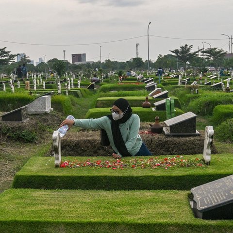 Setiap menjelang bulan suci Ramadan masyarakat muslim akan berbondong-bondong datangi pemakaman untuk melakukan ziarah kubur. (JUNI KRISWANTO/AFP)