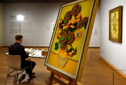Lukisan Bunga Matahari Van Gogh versi bata LEGO disamping versi asli lukisan yang dipajang di Museum Van Gogh Belanda di Amsterdam, Belanda, (28/02/2025) waktu setempat.