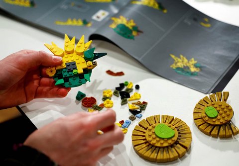 Merakit lego lukisan Bunga Matahari Van Gogh  di Amsterdam, Belanda, (28/02/2025) waktu setempat.
