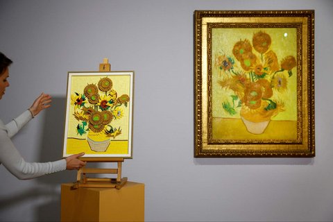 Lukisan Bunga Matahari Van Gogh versi bata LEGO disamping versi asli lukisan yang dipajang di Museum Van Gogh Belanda di Amsterdam, Belanda, (28/02/2025) waktu setempat.