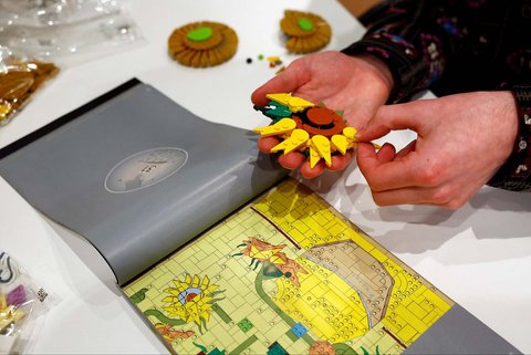 Merakit lego lukisan Bunga Matahari Van Gogh  di Museum Van Gogh Belanda di Amsterdam, Belanda, (28/02/2025) waktu setempat.