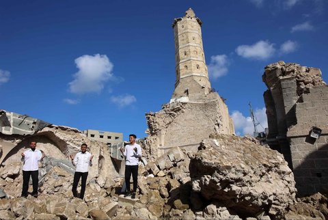Umat Muslim berdoa di tengah puing dan reruntuhan di bagian Masjid Omari yang hancur pada hari pertama bulan puasa Ramadan  di Kota Gaza, Palestina, Sabtu (01/03/2025)