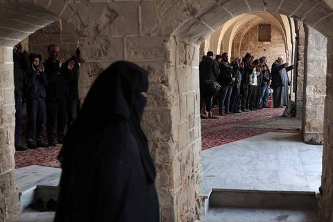 Umat Muslim bersembahyang di Masjid Omari  pada hari pertama bulan puasa Ramadan  di Kota Gaza, Palestina, Sabtu (01/03/2025)