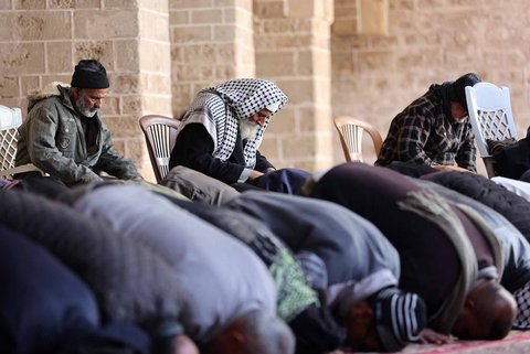 Umat Muslim bersembahyang di Masjid Omari  pada hari pertama bulan puasa Ramadan  di Kota Gaza, Palestina, Sabtu (01/03/2025)