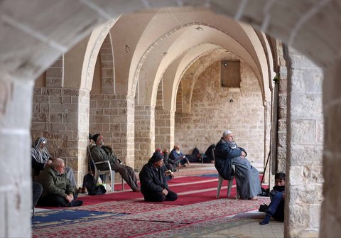 Umat Muslim bersembahyang di Masjid Omari  pada hari pertama bulan puasa Ramadan  di Kota Gaza, Palestina, Sabtu (01/03/2025)
