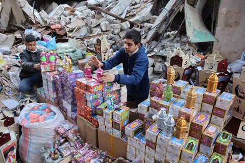Pemuda Palestina menjual hiasan khas bulan puasa Ramadan di Jalur Gaza Selatan, Palestina, (28/02/2025).