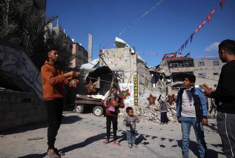 Pemuda Palestina menggantungkan hiasan jelang bulan  Ramadan di Jalur Gaza Selatan, Palestina, (28/02/2025).