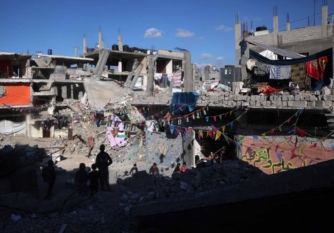 Pemuda Palestina menggantungkan hiasan jelang bulan  Ramadan di Jalur Gaza Selatan, Palestina, (28/02/2025).