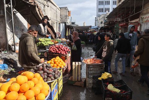 Suasana di pasar lama Zawiya pada hari pertama bulan puasa Ramadan  di Kota Gaza, Palestina, Sabtu (01/03/2025)