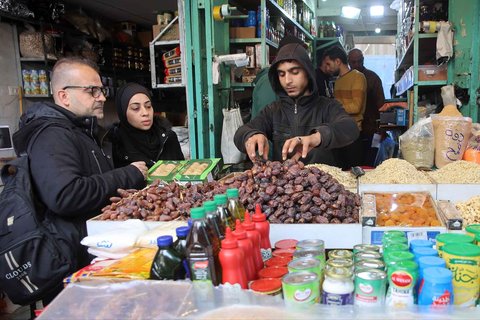 Suasana di pasar lama Zawiya pada hari pertama bulan puasa Ramadan  di Kota Gaza, Palestina, Sabtu (01/03/2025)
