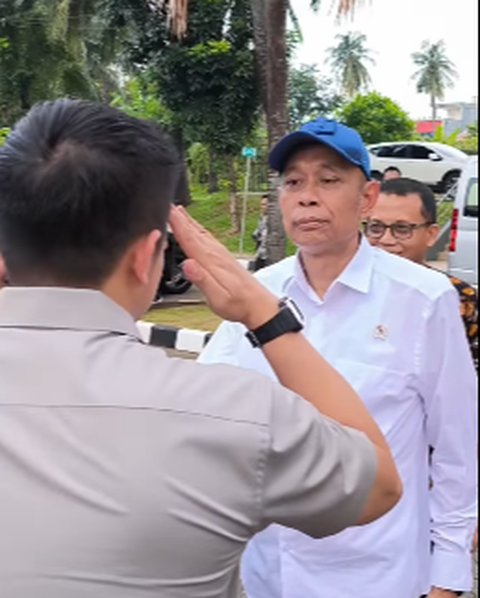 Bisik-bisik Wamen Eks Aktivis, Seskab Teddy saat Bertemu Langsung Beri Hormat
