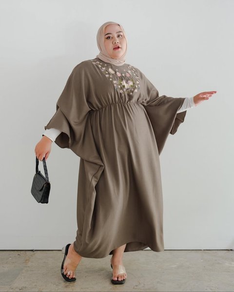 Rekomendasi baju lebaran 2025 untuk wanita gemuk (credit: instagram.com/curvestudio)