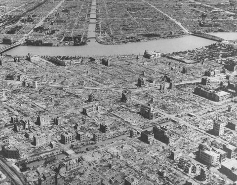 Foto koleksi Arsip Nasional Amerika Serikat yang diambil tahun 1945 memperlihatkan kehancuran Tokyo, Jepang, akibat serangan bom Angkatan Udara AS di tengah Perang Dunia II pada 9-10 Maret 1945.