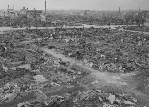 Foto koleksi Arsip Nasional Amerika Serikat yang diambil tahun 1945 memperlihatkan kehancuran Tokyo, Jepang, akibat serangan bom Angkatan Udara AS di tengah Perang Dunia II pada 9-10 Maret 1945.
