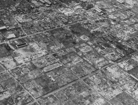 Foto koleksi Arsip Nasional Amerika Serikat yang diambil tahun 1945 memperlihatkan kehancuran Tokyo, Jepang, akibat serangan bom Angkatan Udara AS di tengah Perang Dunia II pada 9-10 Maret 1945.