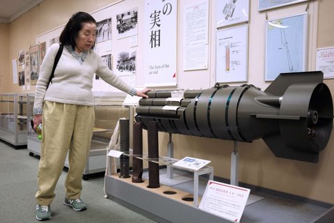 Shizuko Nishio, yang berusia 86 tahun pada 10 Maret saat Jepang memperingati 80 tahun pengeboman Tokyo, menunjukkan model bom pembakar yang digunakan dalam serangan udara Tokyo, pada 27 Februari 2025.