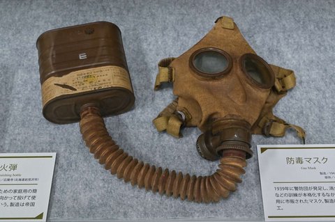 Masker gas yang dipajang di Pusat Serangan Tokyo dan Kerusakan Perang, Tokyo, Jepang, menjelang peringatan 80 tahun pengeboman Tokyo, pada 23 Februari 2025.