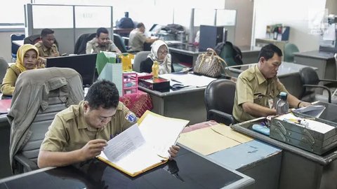 Sejumlah Pegawai Negeri Sipil (PNS) Pemprov DKI Jakarta berakitivitas di Balaikota, Jakarta, Senin (10/6/2019). PNS kembali berdinas di masing-masing instansinya pada hari pertama kerja us