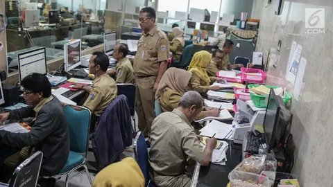 Sejumlah Pegawai Negeri Sipil (PNS) Pemprov DKI Jakarta melakukan tugas dinasnya di Balaikota, Jakarta, Senin (10/6/2019). PNS kembali berdinas di masing-masing instansinya pada hari pertama