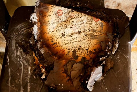 Sisa-sisa kitab suci Alquran di Masjid Al-Nasser sehari setelah diserbu dan dibakar tentara Israel di Nablus, Tepi Barat, Palestina, pada 8 Maret 2025.