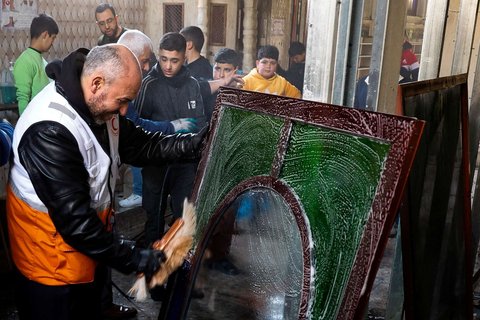 Sejumlah warga membersihkan abu yang menempel pada Masjid Al-Nasser sehari setelah diserbu dan dibakar tentara Israel di Nablus, Tepi Barat, Palestina, pada 8 Maret 2025.