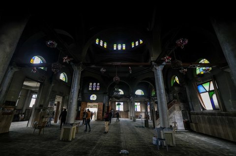 Warga memeriksa kondisi Masjid al-Nasser setelah diserbu dan dibakar oleh tentara Israel di Kota Tua Nablus, Tepi Barat, Palestina, pada 7 Maret 2025.