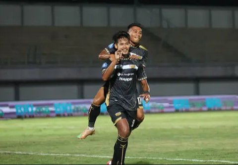 Selebrasi pemain Dewa United, Septian Bagaskara bersama Ahmad Nufiandani setelah mencetak gol kedua timnya ke gawang Persija Jakarta pada laga pekan ke-10 BRI Liga 1 2023/2024 di Stadion I