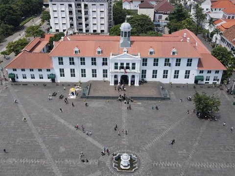 Warga berjalan mengelilingi kawasan Kota Tua DKI Jakarta, (12/4/2024). Masih suasana libur lebaran Idul Fitri 1445 H, dimana