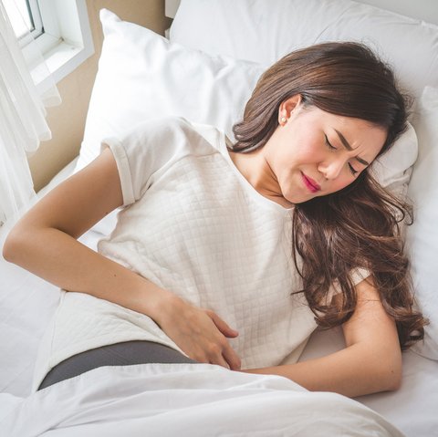 <p>Bedakan nyeri haid normal dan abnormal. (c) Shutterstock/Nattakorn_Maneerat</p>