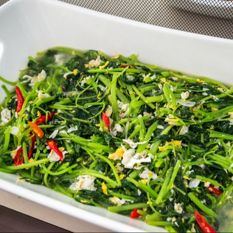 Resep tumis bayam terasi simple/shutterstock/Ryan Wijaya Tan