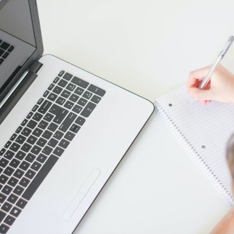 Ilustrasi laptop. (dok. Unsplash.com/J. Kelly Brito/@hellokellybrito)