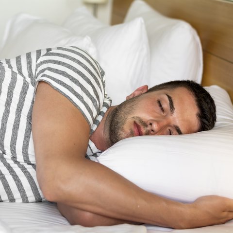 Ilustrasi laki-laki tidur, bermimpi. (Photo created by boryanam on www.freepik.com)