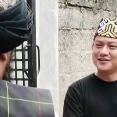 Bobon Santoso Tahan Tangis Usai Jadi Mualaf