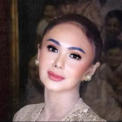 Model Batik dan Kebaya ala Yuni Shara