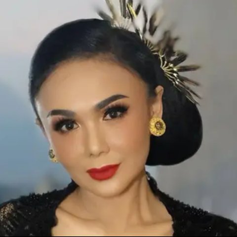 Model Batik dan Kebaya ala Yuni Shara