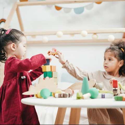 Ilustrasi Anak-anak sedang Bermain Bersama