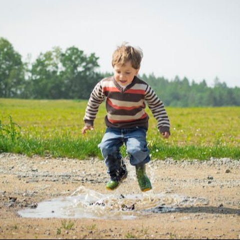 Ilustrasi Anak Laki-laki sedang Bermain