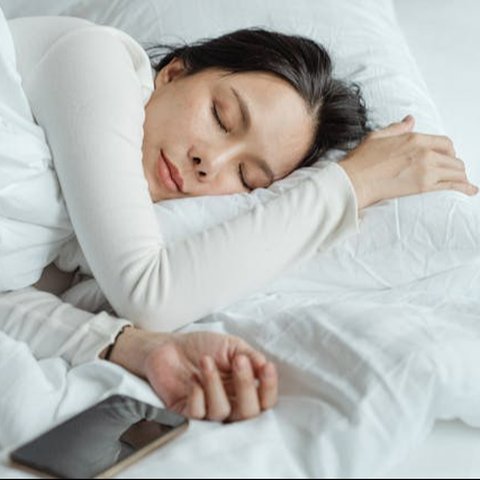 Ilustrasi Wanita sedang Tidur Siang