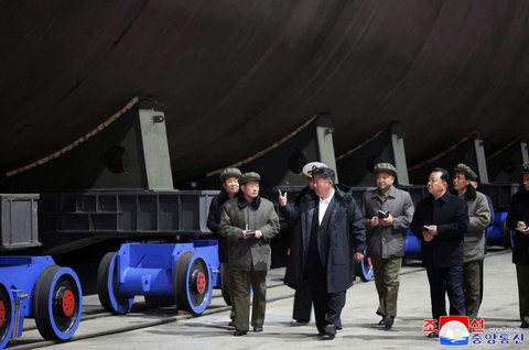 Foto yang dirilis Korean Central News Agency (KCNA), pada 8 Maret 2025, memperlihatkan Pemimpin Korea Utara Kim Jong-un tengah meninjau pembangunan kapal selam nuklir di sebuah galangan kapal besar di lokasi yang dirahasiakan di Korea Utara.
