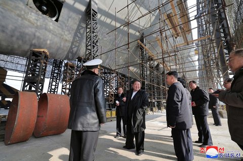 Foto yang dirilis Korean Central News Agency (KCNA), pada 8 Maret 2025, memperlihatkan Pemimpin Korea Utara Kim Jong-un tengah meninjau pembangunan kapal selam nuklir di sebuah galangan kapal besar di lokasi yang dirahasiakan di Korea Utara.