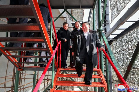 Foto yang dirilis Korean Central News Agency (KCNA), pada 8 Maret 2025, memperlihatkan Pemimpin Korea Utara Kim Jong-un tengah meninjau pembangunan kapal selam nuklir di sebuah galangan kapal besar di lokasi yang dirahasiakan di Korea Utara.