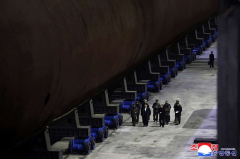 Foto yang dirilis Korean Central News Agency (KCNA), pada 8 Maret 2025, memperlihatkan Pemimpin Korea Utara Kim Jong-un tengah meninjau pembangunan kapal selam nuklir di sebuah galangan kapal besar di lokasi yang dirahasiakan di Korea Utara.