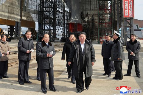 Foto yang dirilis Korean Central News Agency (KCNA), pada 8 Maret 2025, memperlihatkan Pemimpin Korea Utara Kim Jong-un tengah meninjau pembangunan kapal selam nuklir di sebuah galangan kapal besar di lokasi yang dirahasiakan di Korea Utara.