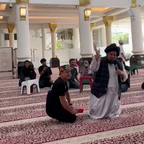 Momen Haru Bobon Santoso  Dibimbing Ustaz Derry Sulaiman Baca Kalimat Syahadat di Masjid