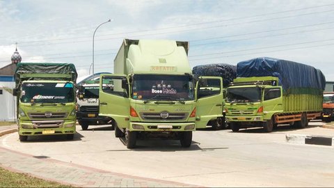 Gambar-gambar truk berukuran besar.
